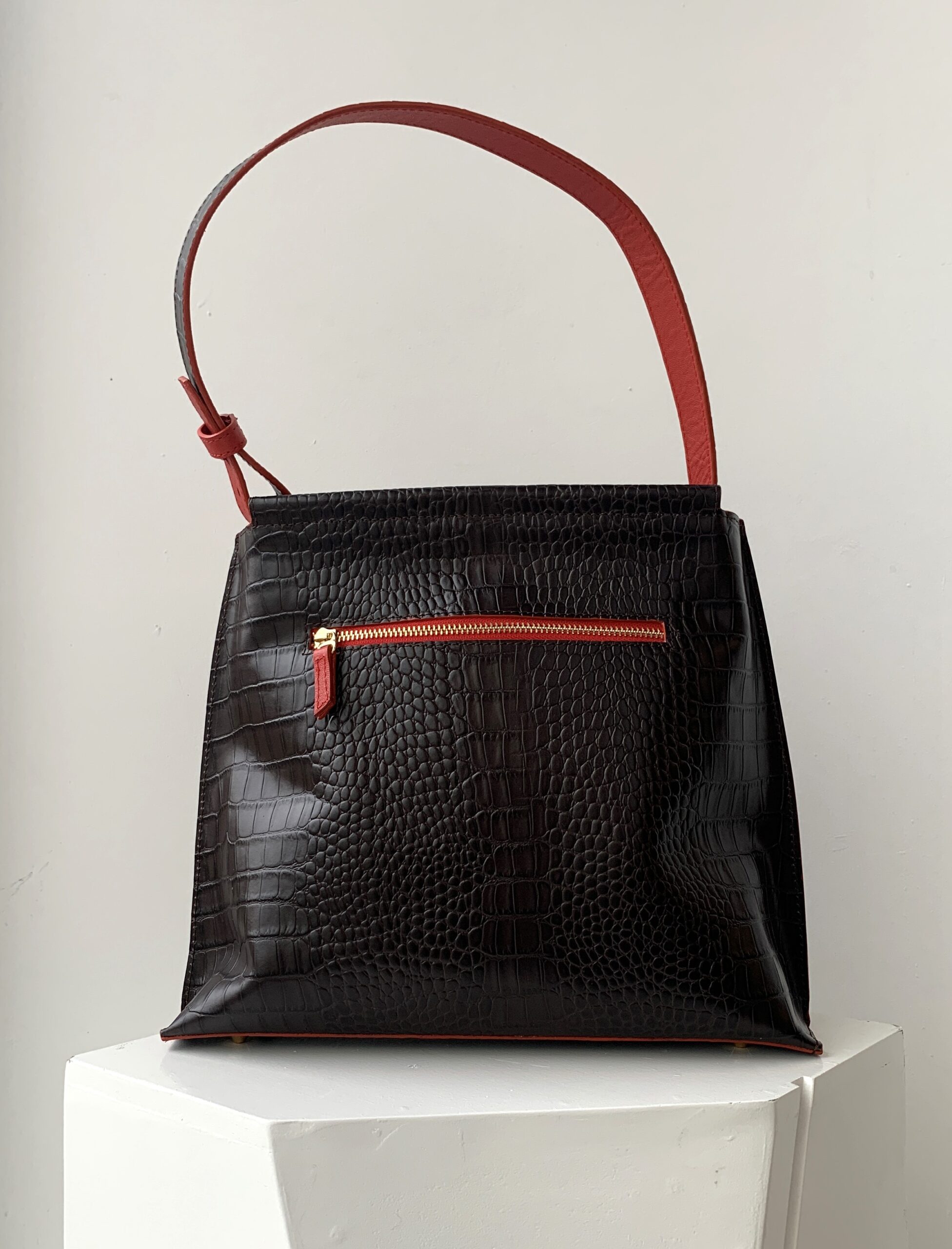 Contrasting shoulder bag back