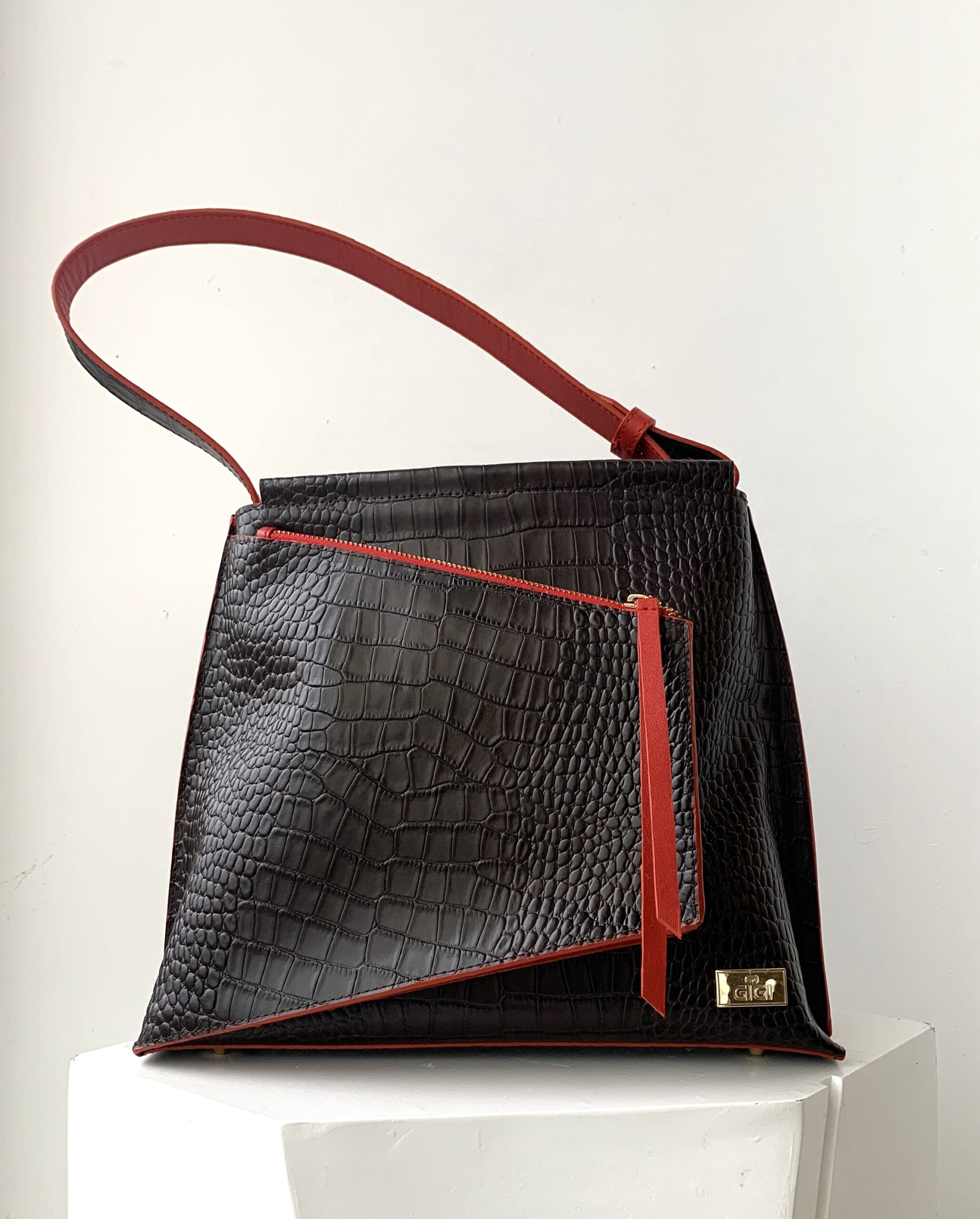 Contrasting shoulder bag front