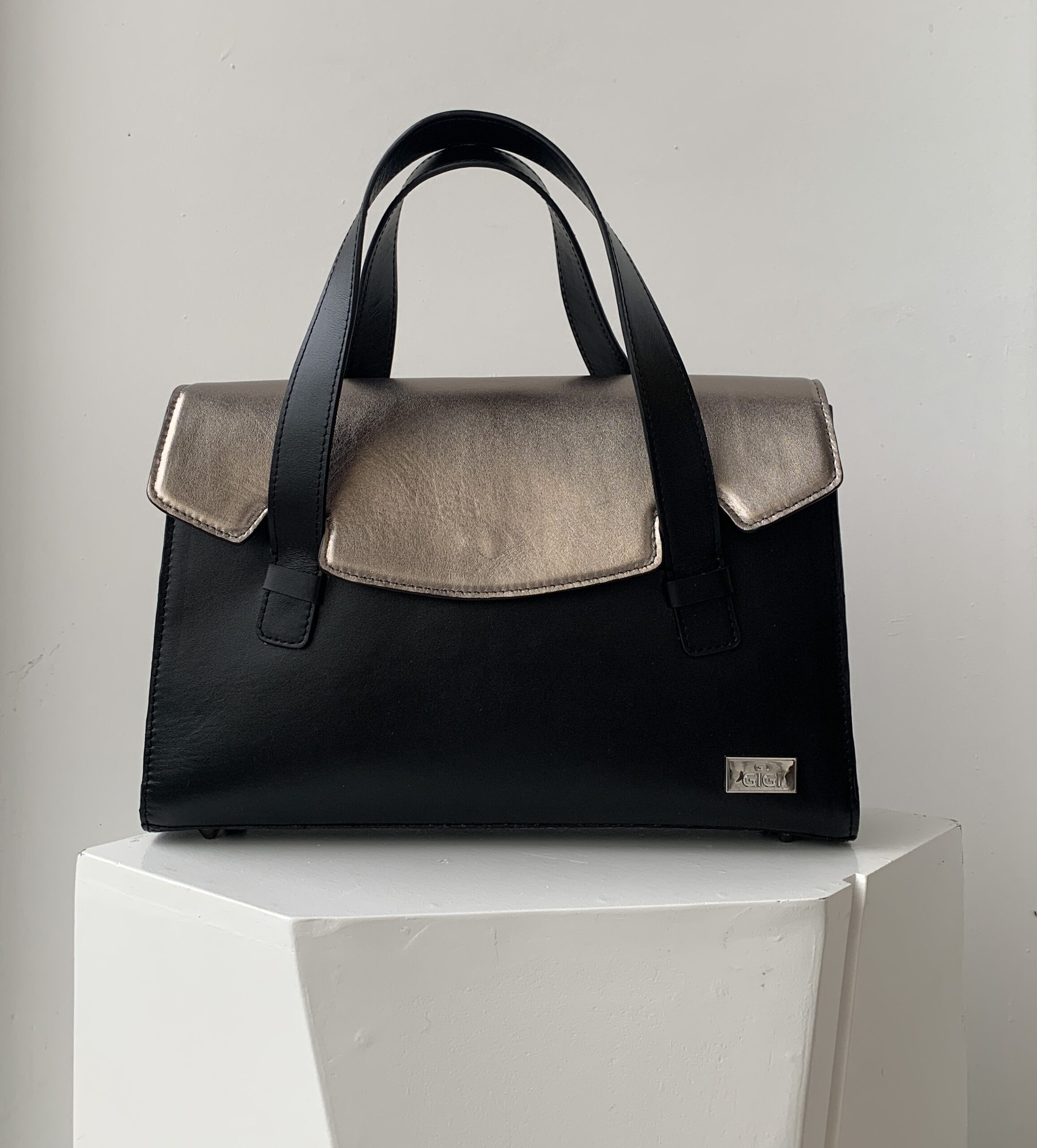 Rectangular flap bag front