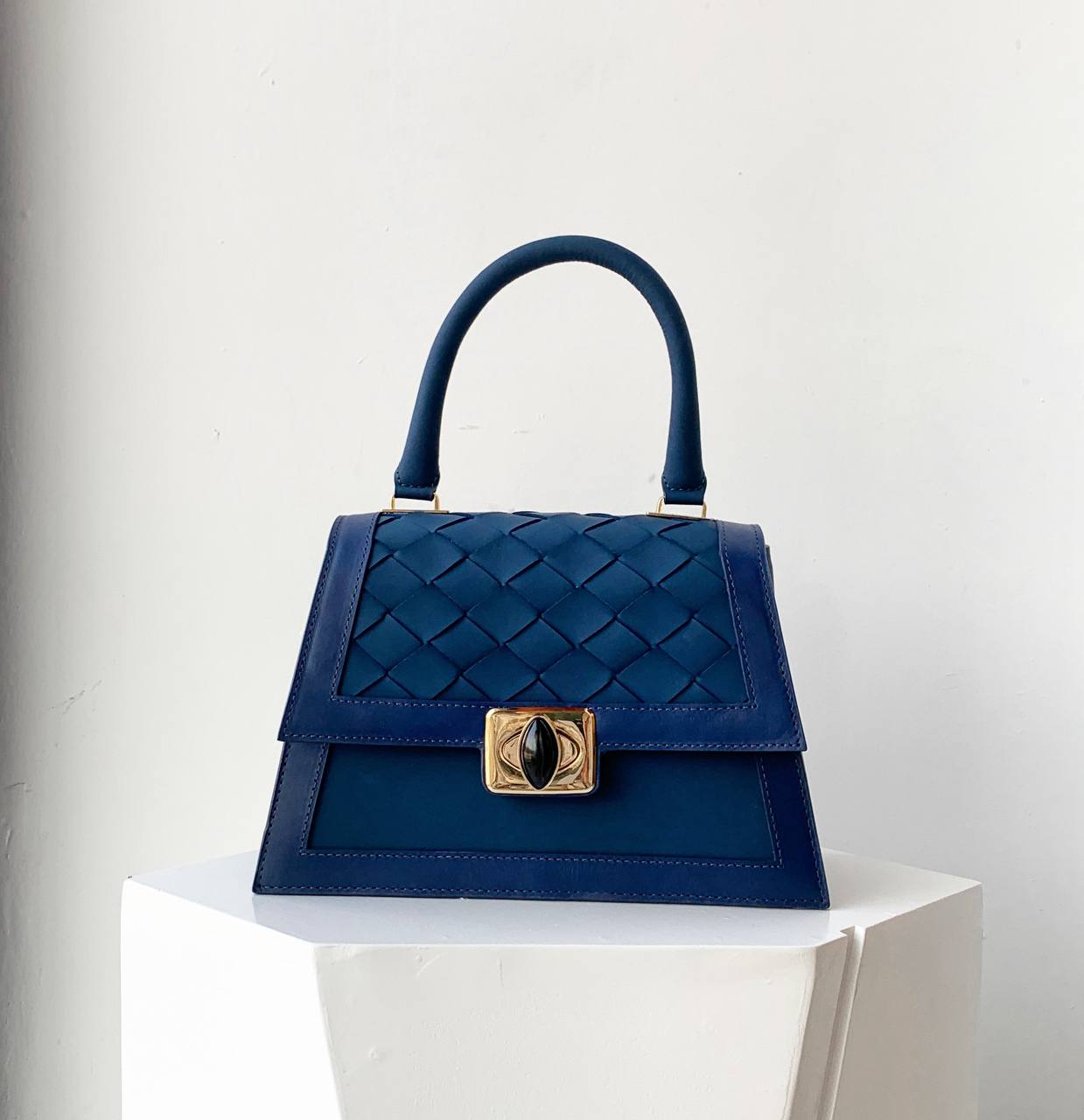 Weaved flap hand bag front